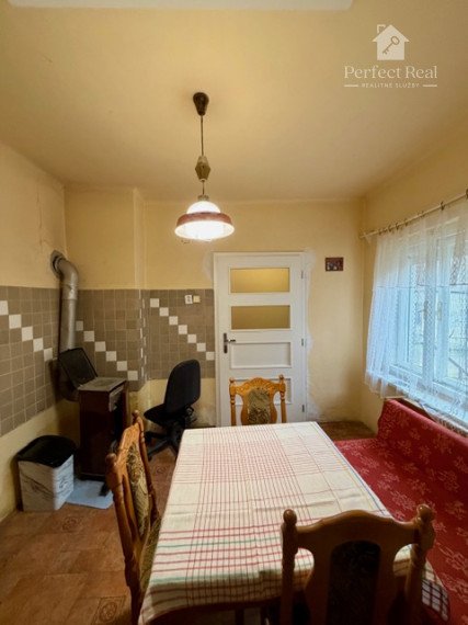 Pozemok o rozlohe 4136 m2 so starším domom  pri lesíku,