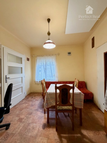 Pozemok o rozlohe 4136 m2 so starším domom  pri lesíku,