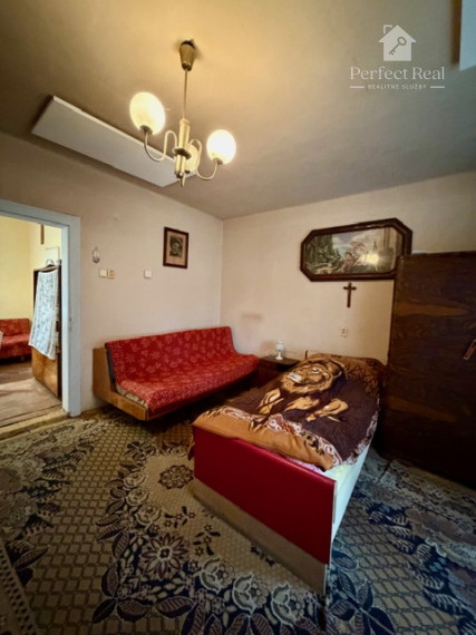 Pozemok o rozlohe 4136 m2 so starším domom  pri lesíku,