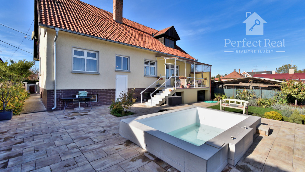 4 izbový byt + 3 izbový byt, 2 garáže, záhrada, bazén, DS