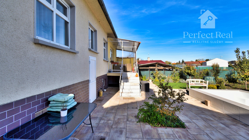 4 izbový byt + 3 izbový byt, 2 garáže, záhrada, bazén, DS