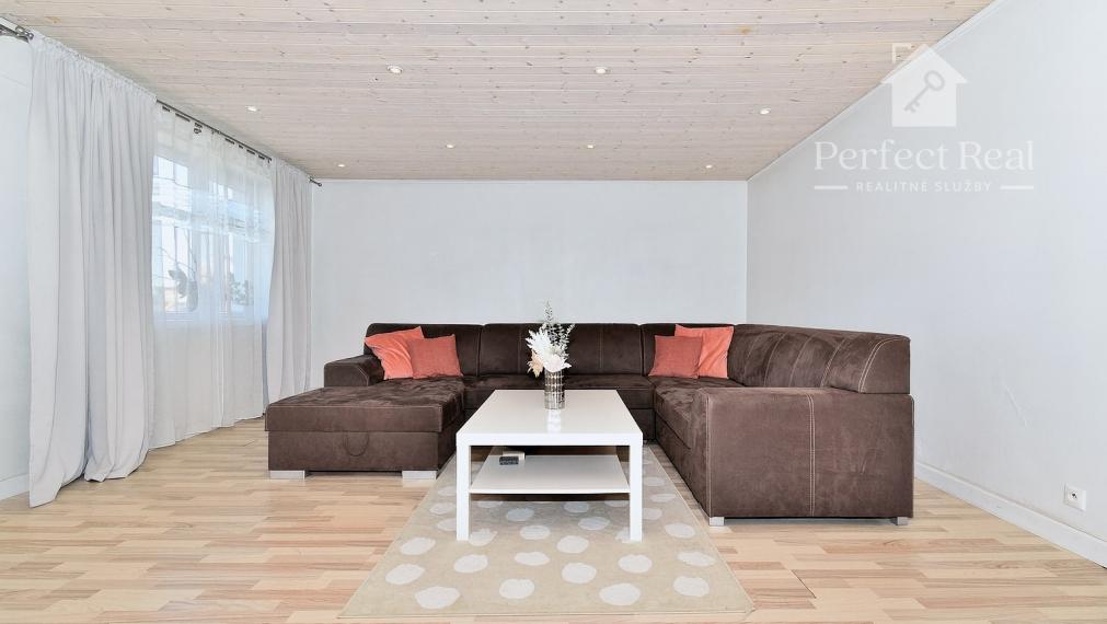 4 izbový byt + 3 izbový byt, 2 garáže, záhrada, bazén, DS