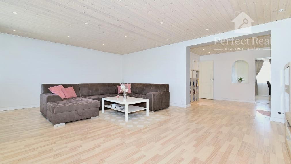 4 izbový byt + 3 izbový byt, 2 garáže, záhrada, bazén, DS