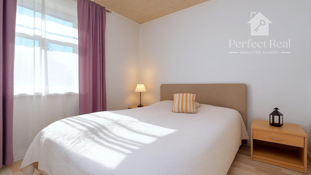 4 izbový byt + 3 izbový byt, 2 garáže, záhrada, bazén, DS