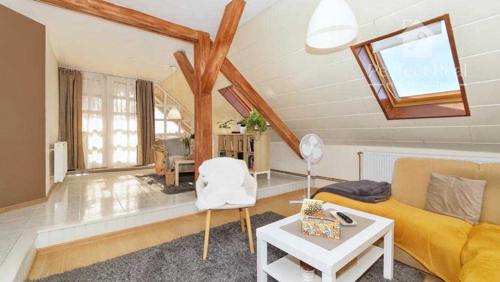 4 izbový byt + 3 izbový byt, 2 garáže, záhrada, bazén, DS