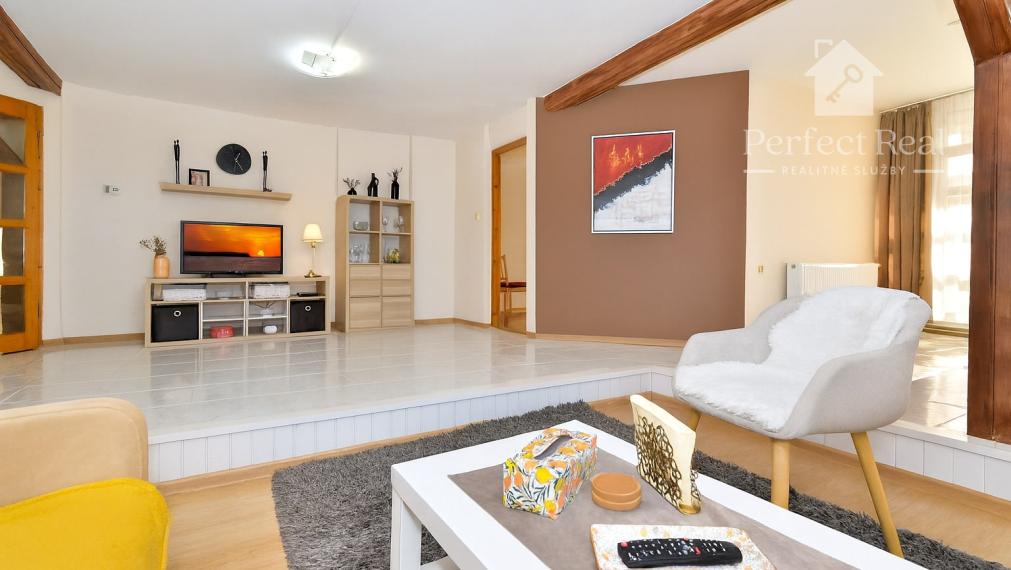 4 izbový byt + 3 izbový byt, 2 garáže, záhrada, bazén, DS