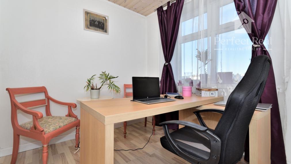 4 izbový byt + 3 izbový byt, 2 garáže, záhrada, bazén, DS