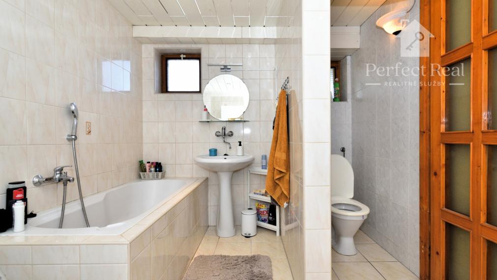 4 izbový byt + 3 izbový byt, 2 garáže, záhrada, bazén, DS