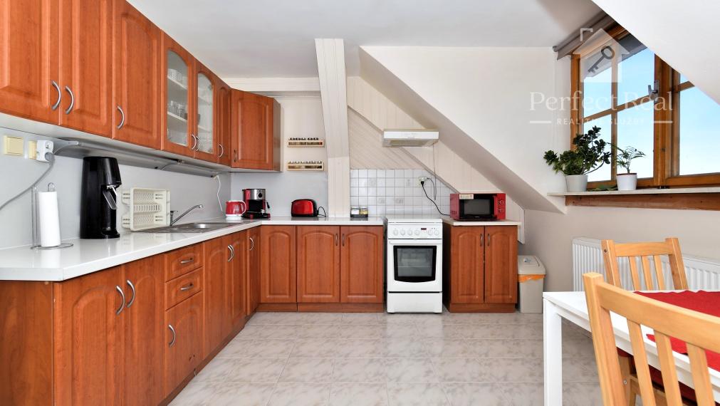 4 izbový byt + 3 izbový byt, 2 garáže, záhrada, bazén, DS