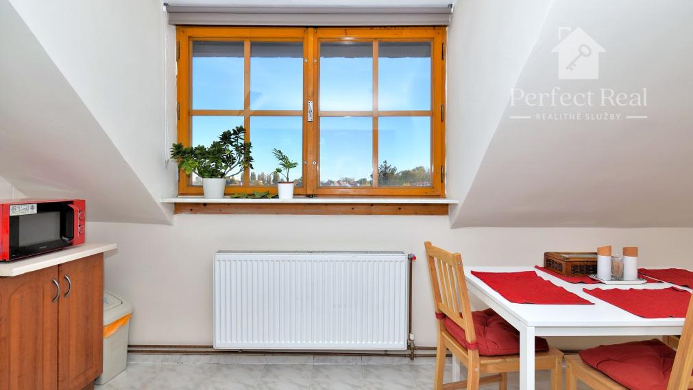 4 izbový byt + 3 izbový byt, 2 garáže, záhrada, bazén, DS