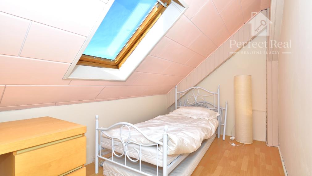 4 izbový byt + 3 izbový byt, 2 garáže, záhrada, bazén, DS