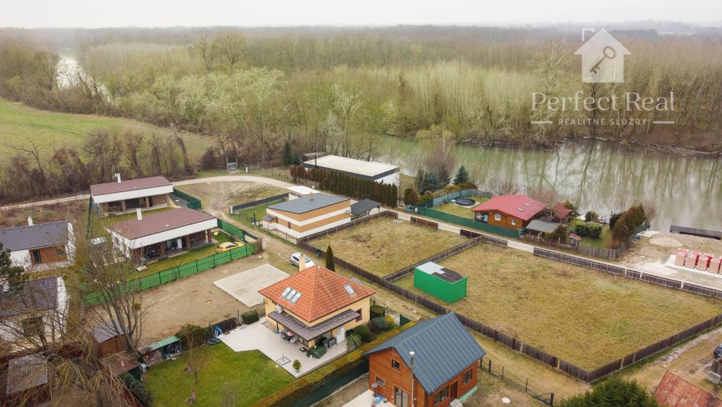 Stavebný pozemok- stavebné povolenie+ projekt+ základová doska+záhradný dom-v obci Blahová, časť Madarasz pri Malom Dunaji