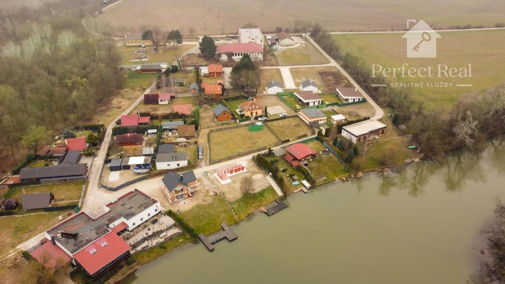 Stavebný pozemok- stavebné povolenie+ projekt+ základová doska+záhradný dom-v obci Blahová, časť Madarasz pri Malom Dunaji