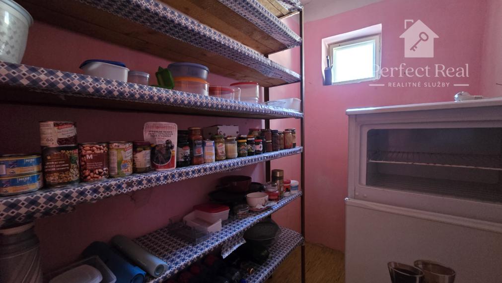 Priestranný rodinný dom s garážou v Jahodnej