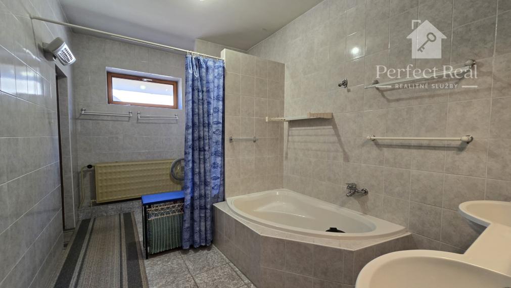 Priestranný rodinný dom s garážou v Jahodnej