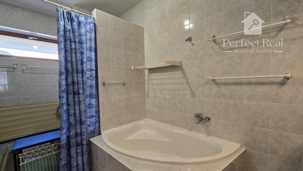 Priestranný rodinný dom s garážou v Jahodnej