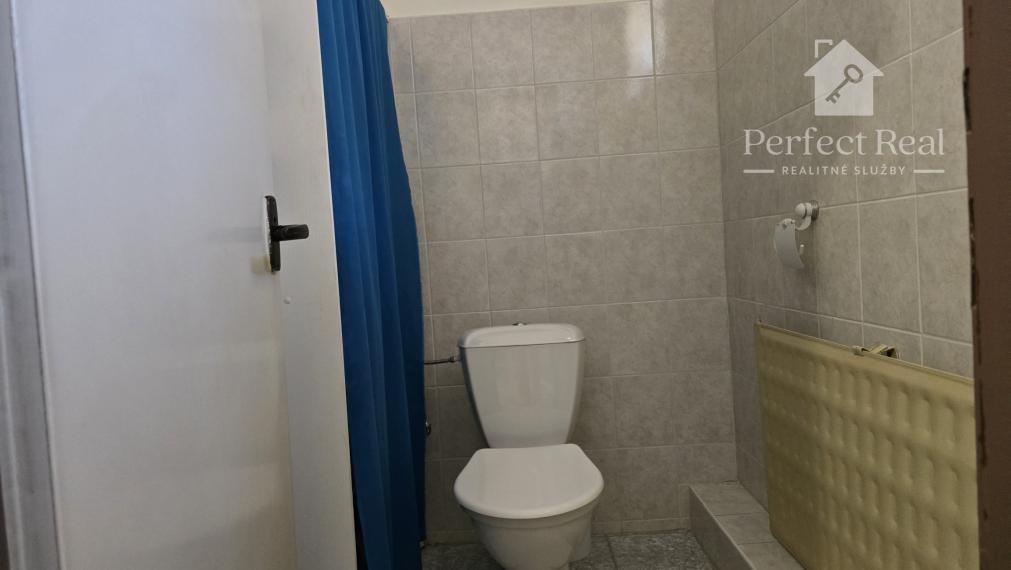 Priestranný rodinný dom s garážou v Jahodnej