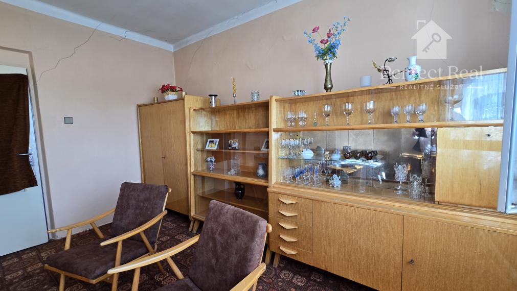 Priestranný rodinný dom s garážou v Jahodnej