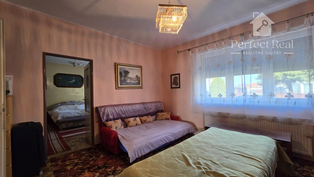 Priestranný rodinný dom s garážou v Jahodnej