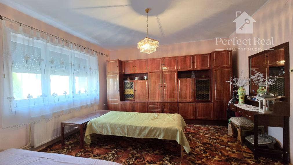 Priestranný rodinný dom s garážou v Jahodnej