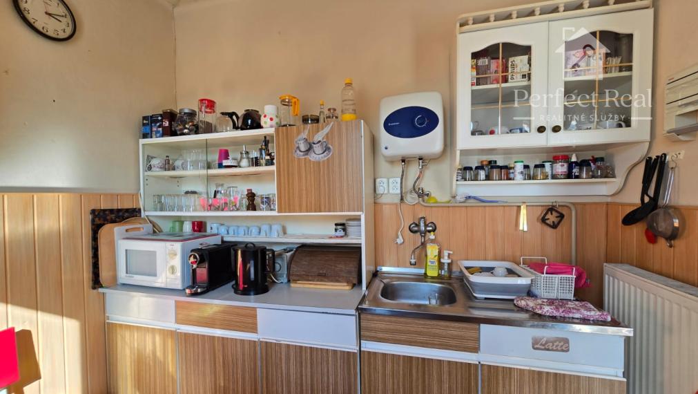 Priestranný rodinný dom s garážou v Jahodnej