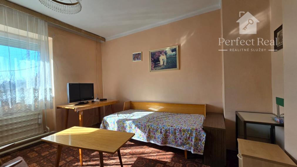 Priestranný rodinný dom s garážou v Jahodnej