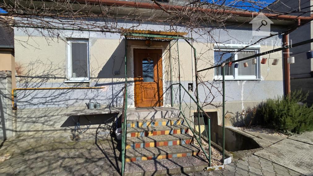 Priestranný rodinný dom s garážou v Jahodnej