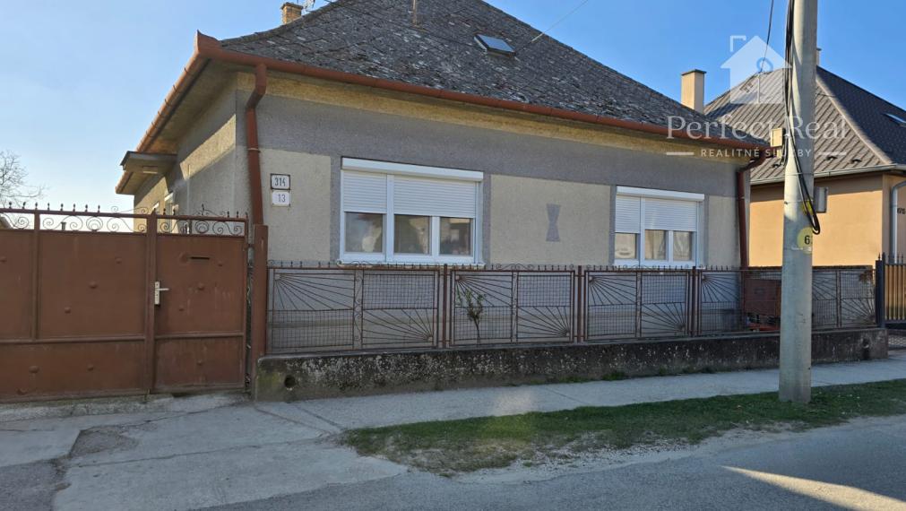 Priestranný rodinný dom s garážou v Jahodnej - výborná cena za veľký dom