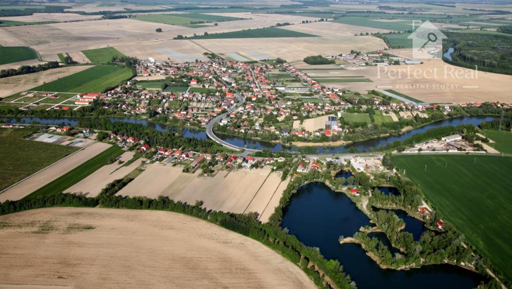 Priestranný rodinný dom s garážou v Jahodnej