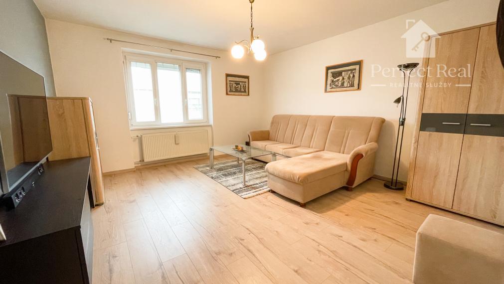 Útulný, 2 izbový tehlový rodinný dom v obci Zlaté Klasy- garáž a veľlký pozemok