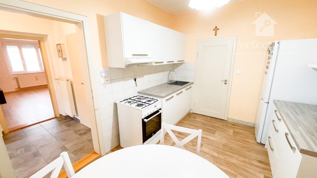 Útulný, 2 izbový tehlový rodinný dom v obci Zlaté Klasy- garáž a veľlký pozemok