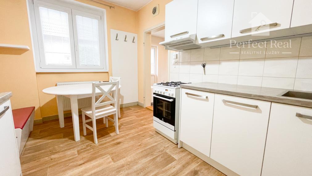 Útulný, 2 izbový tehlový rodinný dom v obci Zlaté Klasy- garáž a veľlký pozemok