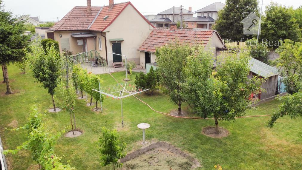 Útulný, 2 izbový tehlový rodinný dom v obci Zlaté Klasy- garáž a veľlký pozemok