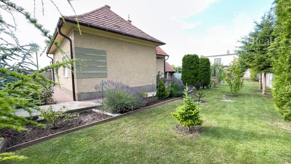 Útulný, 2 izbový tehlový rodinný dom v obci Zlaté Klasy- garáž a veľlký pozemok