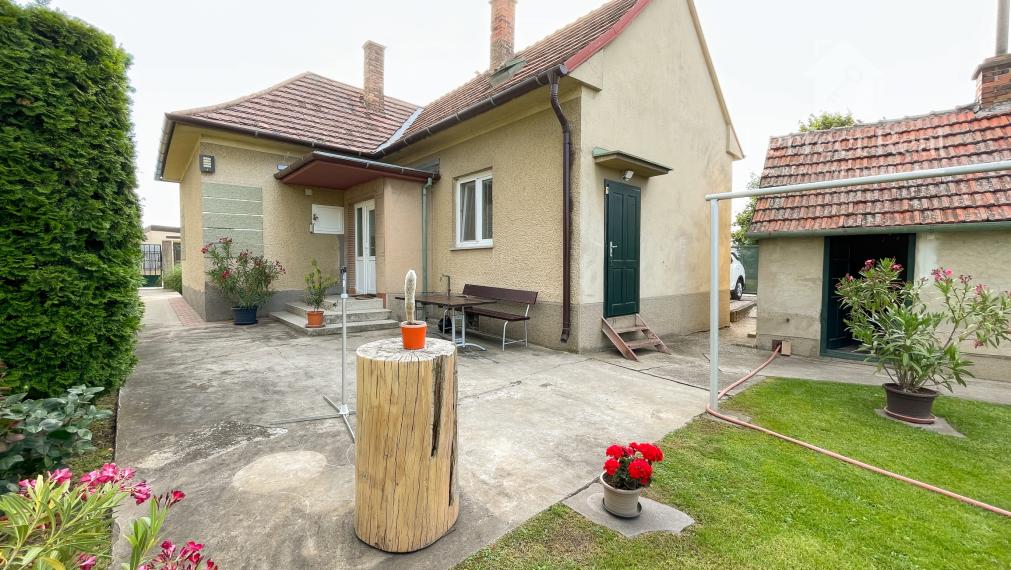 Útulný, 2 izbový tehlový rodinný dom v obci Zlaté Klasy- garáž a veľlký pozemok