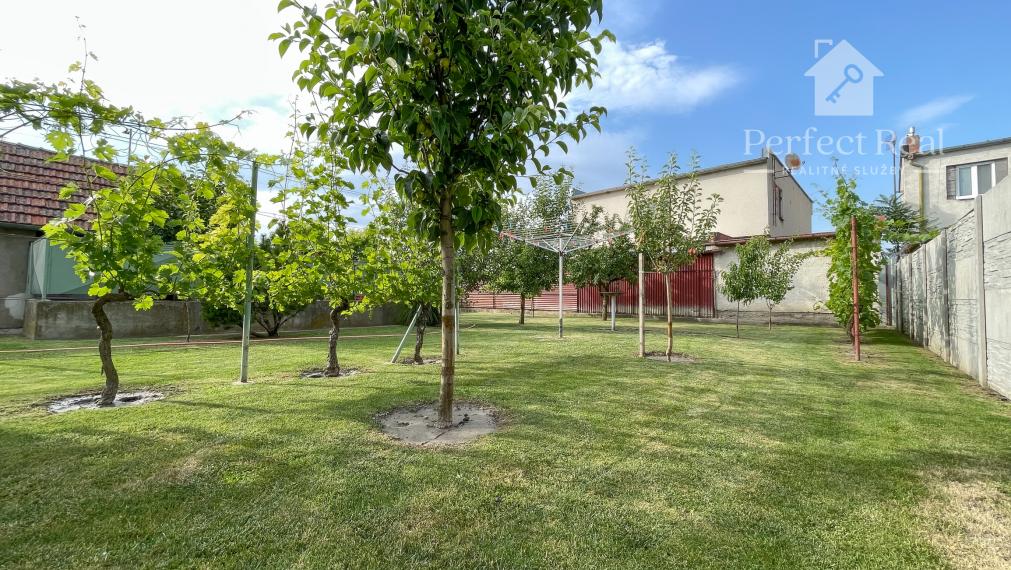 Útulný, 2 izbový tehlový rodinný dom v obci Zlaté Klasy- garáž a veľlký pozemok