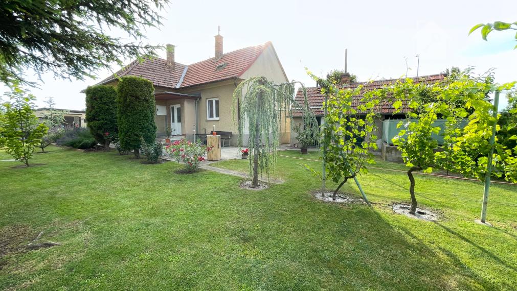 Útulný, 2 izbový tehlový rodinný dom v obci Zlaté Klasy- garáž a veľlký pozemok