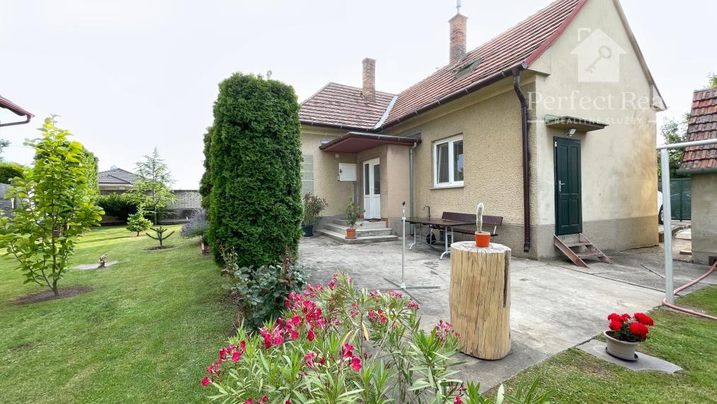 Útulný, 2 izbový tehlový rodinný dom v obci Zlaté Klasy- garáž a veľlký pozemok