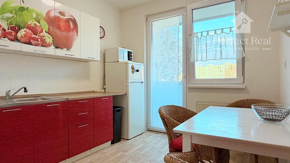 Predaj priestranný svetlý 3izbový byt s balkónom Petržalka