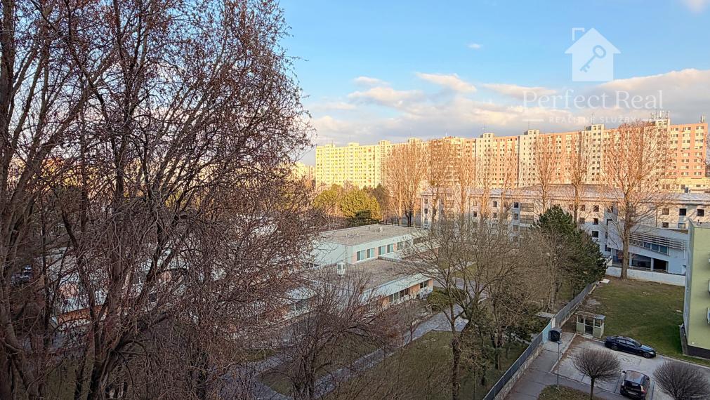 Predaj priestranný svetlý 3izbový byt s balkónom Petržalka