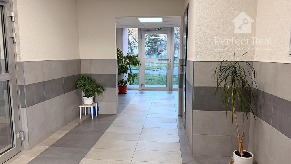 Predaj priestranný svetlý 3izbový byt s balkónom Petržalka