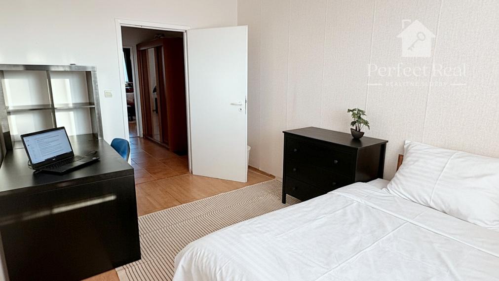 Predaj priestranný svetlý 3izbový byt s balkónom Petržalka