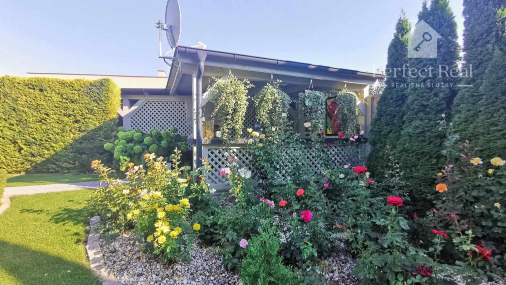 Krásny, plne zariadený rodinný dom s nádhernou záhradou v Topoľníkoch