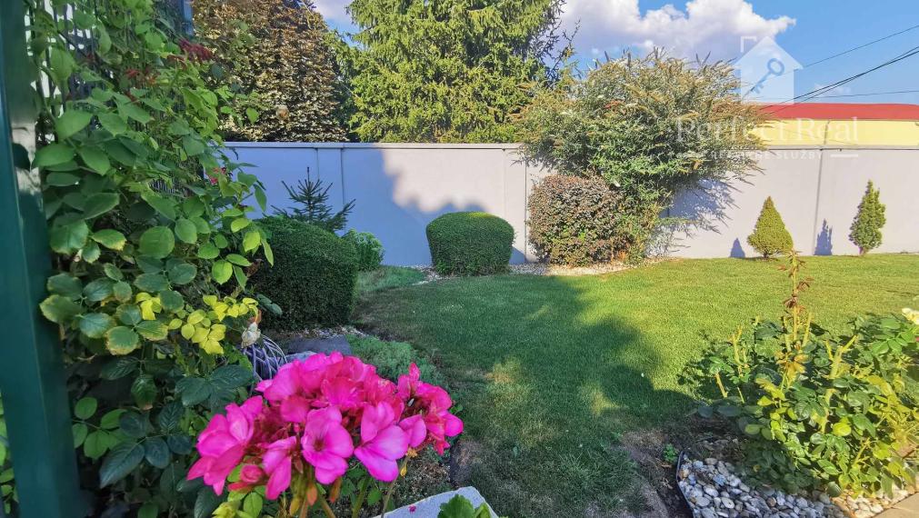 Krásny, plne zariadený rodinný dom s nádhernou záhradou v Topoľníkoch