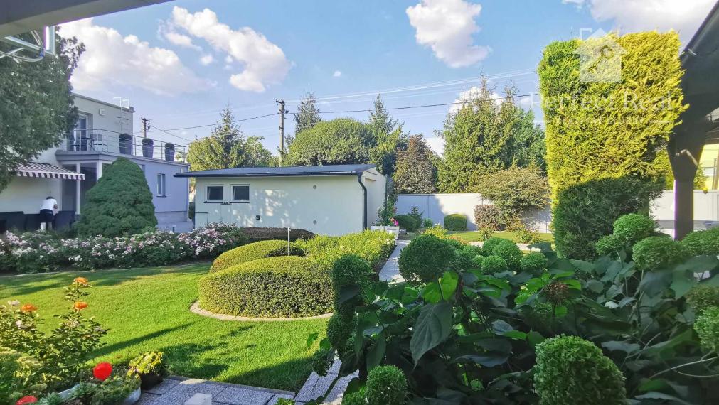 Krásny, plne zariadený rodinný dom s nádhernou záhradou v Topoľníkoch