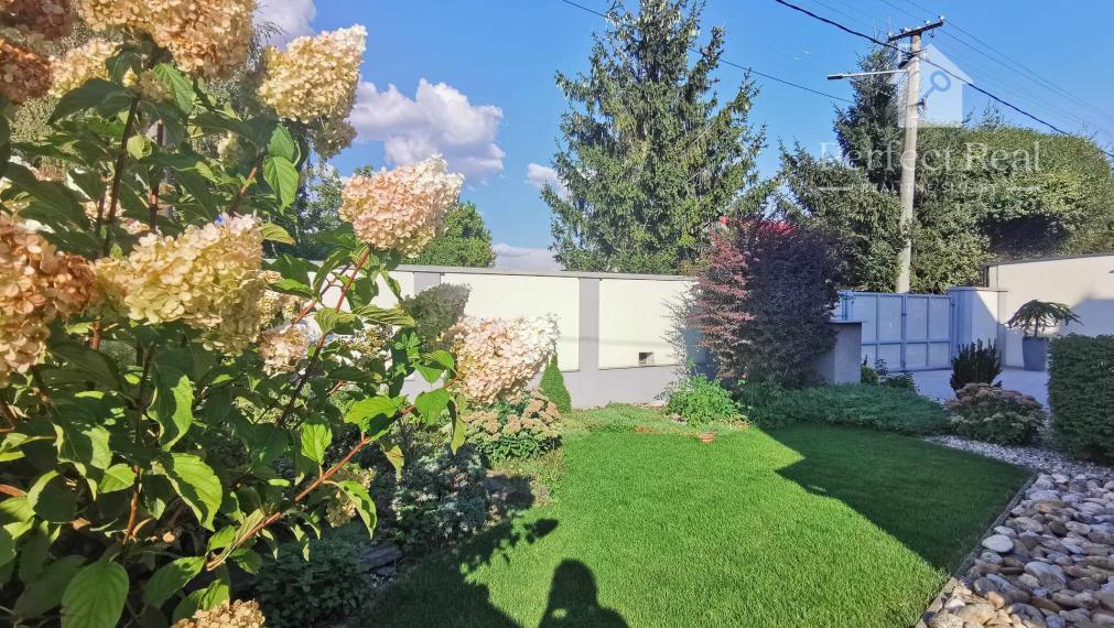 Krásny, plne zariadený rodinný dom s nádhernou záhradou v Topoľníkoch