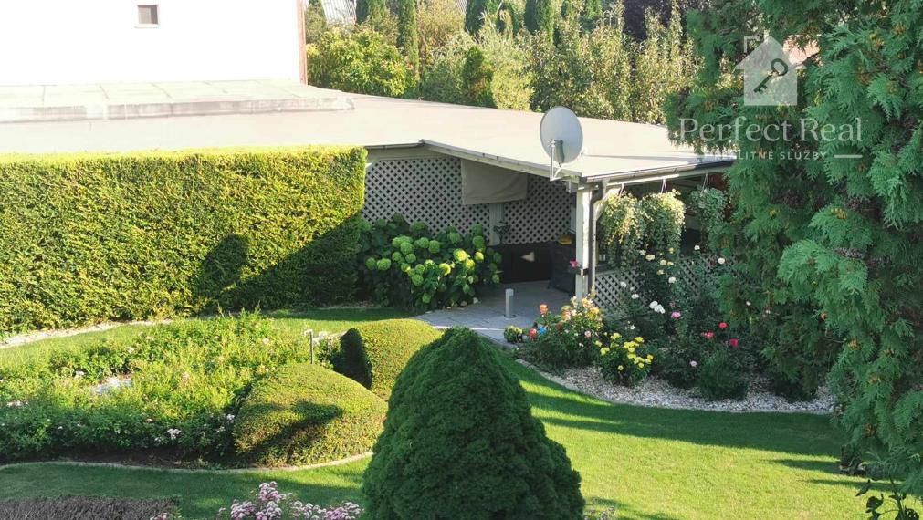 Krásny, plne zariadený rodinný dom s nádhernou záhradou v Topoľníkoch