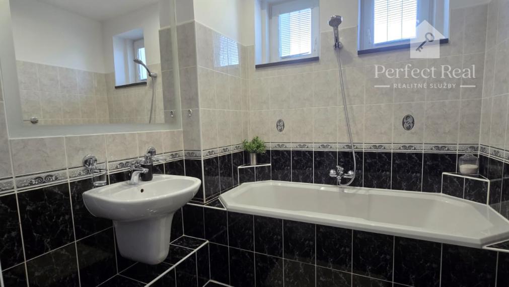 Krásny, plne zariadený rodinný dom s nádhernou záhradou v Topoľníkoch