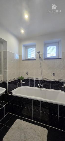 Krásny, plne zariadený rodinný dom s nádhernou záhradou v Topoľníkoch