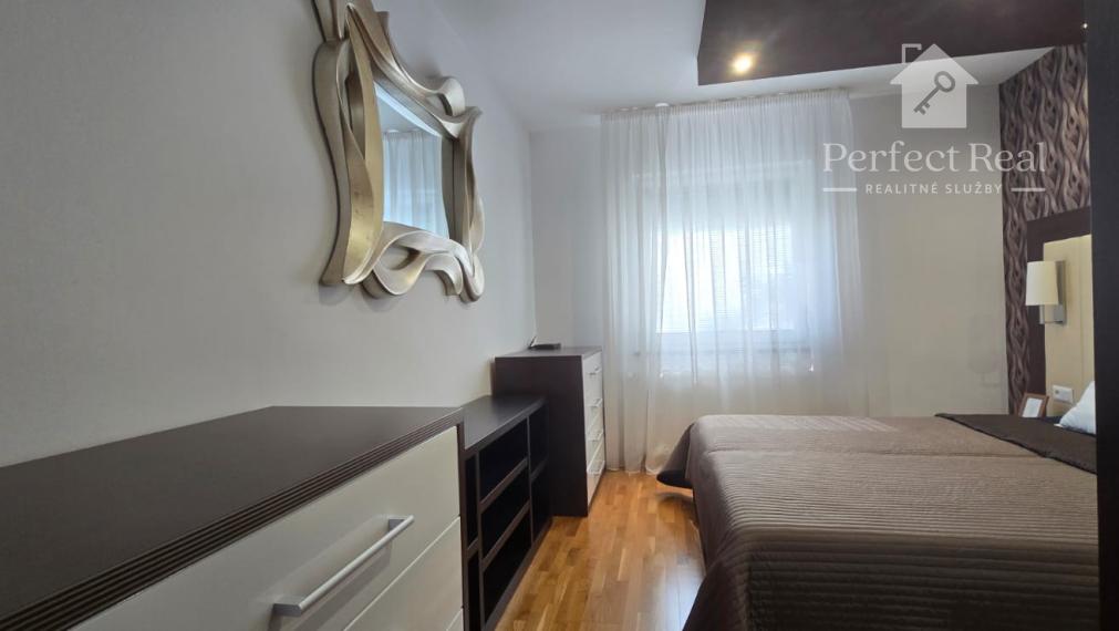 Krásny, plne zariadený rodinný dom s nádhernou záhradou v Topoľníkoch